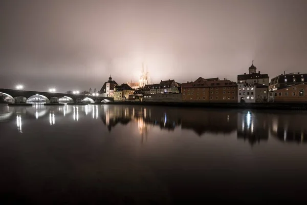 Kilátás Kőhídra Regensburgban Éjjel Duna Feletti Ködben Megvilágított Katedrálissal Történelmi — Stock Fotó