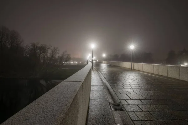 Vista Sobre Ponte Pedra Nevada Regensburg Noite Nevoeiro Sobre Rio — Fotografia de Stock