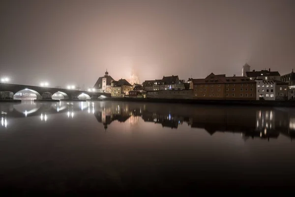 Geceleyin Regensburg Daki Taş Köprüye Bakın Sis Tuna Nehrinin Üzerinde — Stok fotoğraf