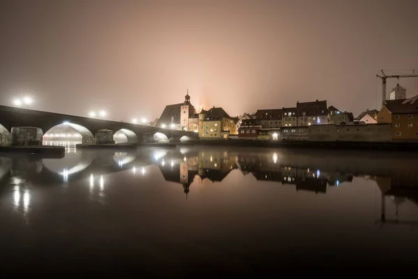 Geceleyin Regensburg Daki Taş Köprüye Bakın Sis Tuna Nehrinin Üzerinde — Stok fotoğraf