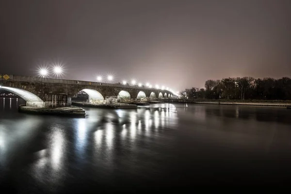 Vista Para Ponte Pedra Regensburg Noite Nevoeiro Sobre Rio Danúbio — Fotografia de Stock