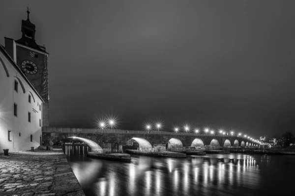 Vista Para Ponte Pedra Regensburg Noite Nevoeiro Sobre Rio Danúbio — Fotografia de Stock