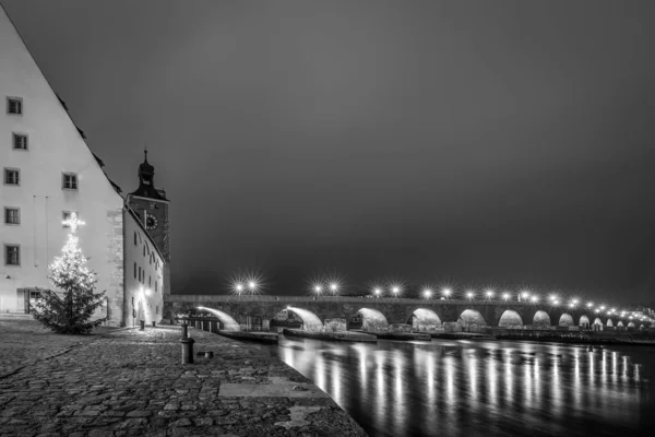 Vista Para Ponte Pedra Regensburg Noite Nevoeiro Sobre Rio Danúbio — Fotografia de Stock