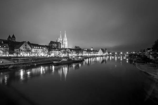 Vista Para Ponte Pedra Regensburg Noite Nevoeiro Sobre Rio Danúbio — Fotografia de Stock