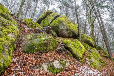 Antik çağlarda, Almanya 'nın Thürmansbang kenti yakınlarındaki Bavyera ormanında mağara ve çığır açan taş oluşumları ile megalitik kaya oluşumlarına dayandı.