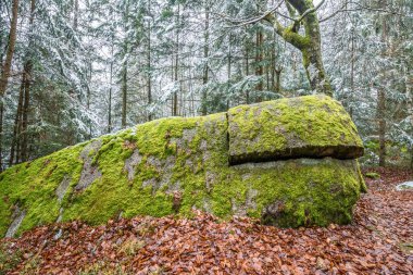 Antik çağlarda, Almanya 'nın Thürmansbang kenti yakınlarındaki Bavyera ormanında mağara ve çığır açan taş oluşumları ile megalitik kaya oluşumlarına dayandı.