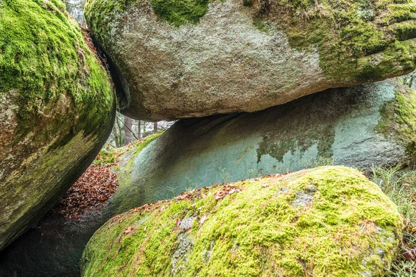 Antiga Formação Rochosa Megalítica Granito Com Caverna Avanço Floresta Bávara — Fotografia de Stock