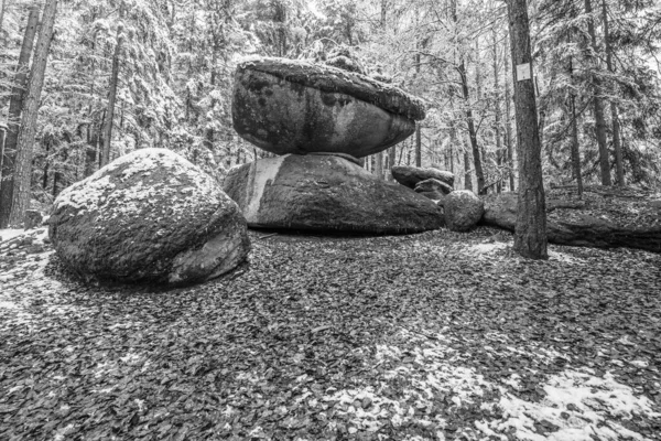 ドイツのバイエルンの森で冬にツュルマンスバン メガリス花崗岩の岩の形成の近くWackelstein — ストック写真