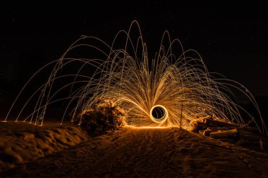 Kışın altın kıvılcımlar uçuşuyor Almanya 'da daireler çizerek dönen çelik yünler arasında.