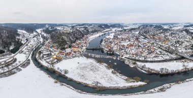 Bavyera 'daki Kallmnz Kallmuenz kasabasının insansız hava aracı görüntüsü ve Naab nehri üzerindeki köprü ve kışın kar ve buzla yıkılan şato, Almanya