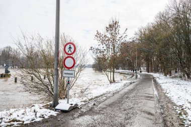 2021 kışında Regensburg 'da Tuna Nehri' ndeki sel baskınında Alman dilinde 
