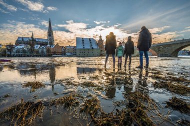 2021 kışında Tuna Nehri 'nin taşması sırasında Regensburg' da eski şehrin katedrali ve Almanya 'nın taştan köprüsünü sular altında bırakarak gün batımını izledik.