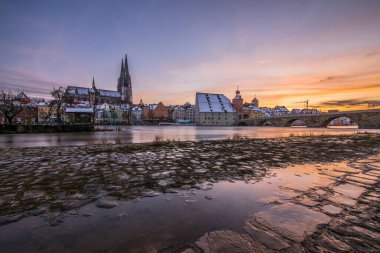 2021 kışında Tuna Nehri 'nin taşması sırasında Regensburg' da eski şehrin katedrali ve Almanya 'nın taştan köprüsünü sular altında bırakarak gün batımını izledik.