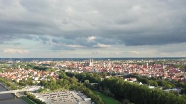 Eski kasaba Regensburg 'un insansız hava aracıyla Almanya' nın katedralli yavaş iniş görüntüleri.
