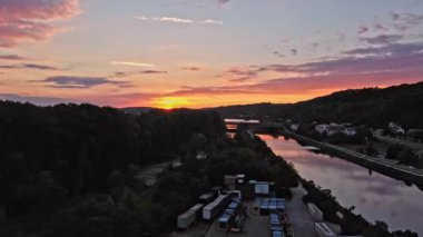 Almanya 'nın Tuna kentinin batısına bakan Regensburg' da gün batımının insansız hava aracı ile yavaşça yükselen görüntüler.