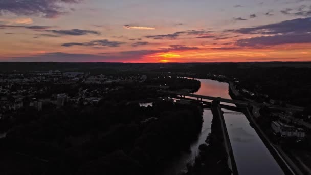독일의 다뉴브강 서쪽을 바라보고 레겐스부르크에서 광경을 드론으로 — 비디오