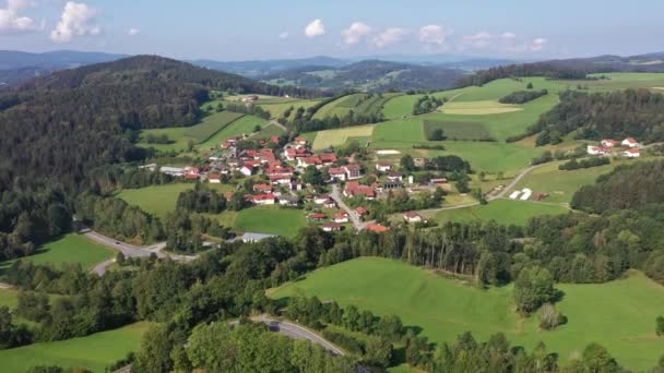 德国格拉菲瑙附近巴伐利亚森林的无人驾驶飞机向Grueb村飞去的缓慢飞行镜头 — 图库视频影像