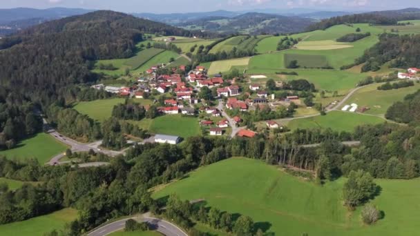グラフェンナウ近郊のバイエルンの森でドローンによる航空写真の飛行映像をゆっくりとドイツのグローブ村へ — ストック動画