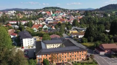 Almanya 'nın Grafenau kentindeki Bavyera ormanında insansız hava aracı ile hava fotoğrafçılığının yavaş yavaş yükselen görüntüleri