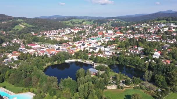德国巴伐利亚森林中俯瞰温泉公园和格拉芬瑙镇的无人驾驶飞机拍摄的缓慢下降的镜头 — 图库视频影像