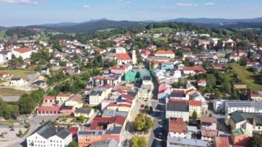 Almanya 'nın Grafenau kentindeki Bavyera ormanında insansız hava aracı ile hava fotoğrafçılığının yavaş iniş görüntüleri.