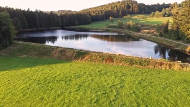德国格劳舍拉格市格拉芬瑙附近的巴伐利亚森林 用无人驾驶飞机在水库上空缓慢飞行的摄影录像 — 图库视频影像
