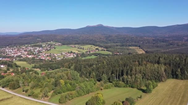 Langsamflug Video Von Luftaufnahmen Mit Drohne Bayerischen Wald Richtung Riedelhtte — Stockvideo