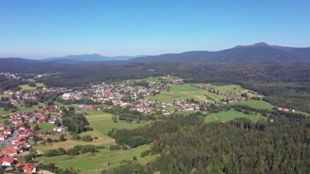 Αργή Κάθοδος Βίντεο Αεροφωτογραφιών Drone Στο Βαυαρικό Δάσος Θέα Χωριό — Αρχείο Βίντεο