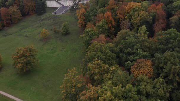 ドイツ 秋にパラチネートのレゲンスブルク近くのバルハラを見てドローンでゆっくりと上昇する航空撮影の映像 — ストック動画