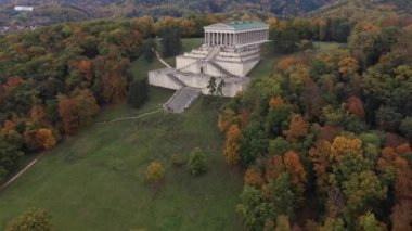 Almanya 'nın Upper Palatinate bölgesindeki Regensburg yakınlarındaki Valhalla' da sonbaharda insansız hava aracıyla çekilmiş yavaş iniş görüntüleri.