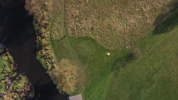 Imágenes Vuelo Disparo Aéreo Con Dron Flotando Sobre Signo Iniciación — Vídeos de Stock