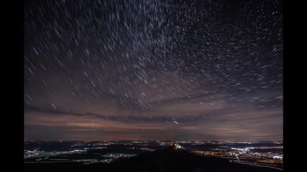 騎士の城の景色を眺めながら ビーシンゲン ヘシンゲンのツェラー ホーンから星の道と雲の空の夜のショットの映像シュヴァーベン アルプ ドイツの広い風景の上にブルク ホーエンツォレルン — ストック動画