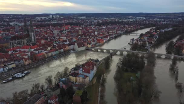 Záběry Leteckého Záběru Dronem Starého Města Regensburg Při Povodni Katedrálou — Stock video