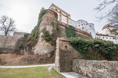 Passau 'nun üç nehir kentinde bulunan kale Feste Oberhaus ortaçağ kale avlusu manzaralı mimari duvarlar, binalar ve tahkimatlar, Almanya