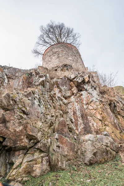 防御系统的细部 有一个大型了望塔 城堡墙壁上有德国帕索附近的法斯特奥伯豪斯要塞的护堤 — 图库照片