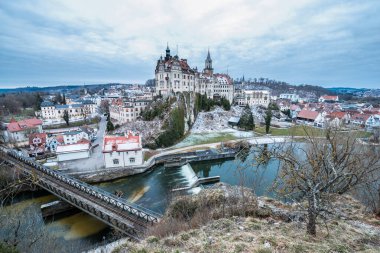 Sigmaringen 'deki Hohenzollern Kalesi' nin ön planda baraj şelalesi ve rezervuarı bulunan fotoğrafı, Almanya