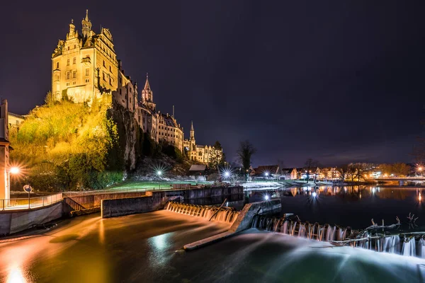 Sigmaringen Deki Hohenzollern Şatosunun Gece Görüntüsü Arka Planda Baraj Şelalesi — Stok fotoğraf