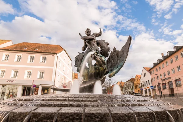 2021年3月27日 德国巴伐利亚的Burglengenfeld Bavaria City Fountain Georgsbrunnen Nackerte Schore 在德国Burglengenfeld的市场广场上设计了Jrgen Weber教授的喷泉后被称为 图库图片
