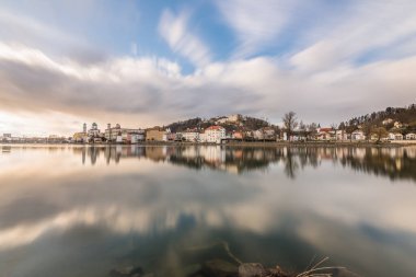 Üç nehrin kenti Passau 'nun ünlü şehir manzarası eski kentin nehir hanı, katedral ve Almanya' nın Oberhaus kalesi manzaralı.