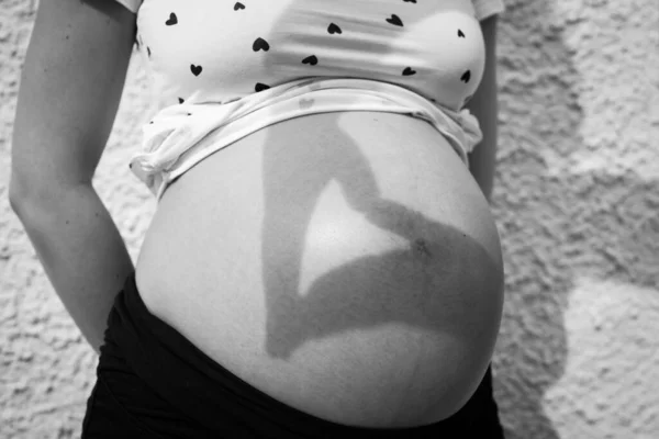 妊娠中のお母さんとお父さんとの創造的な赤ちゃんバンプ写真撮影 — ストック写真