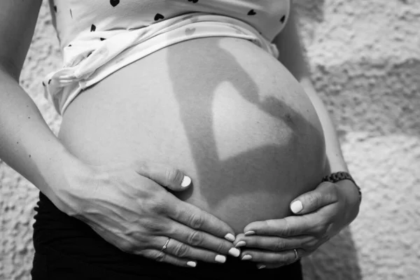 Séance Photo Créative Bosse Bébé Avec Mère Père Enceintes — Photo