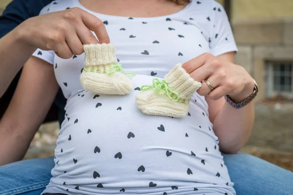 妊娠中のお母さんとお父さんとの創造的な赤ちゃんバンプ写真撮影 — ストック写真