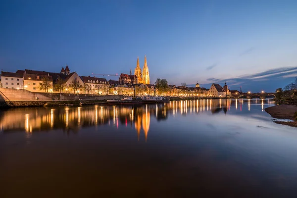 Ratisbona Durante Hora Azul Crepúsculo Con Río Danubio Iluminado Paseo — Foto de Stock