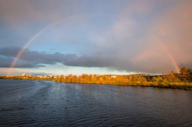 Mariaort 'tan Almanya' nın Naab nehri üzerinde Regensburg yönünde görülen sağanak yağmurdan sonra gökkuşağı