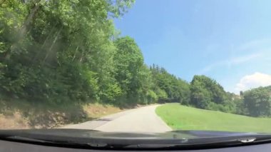 Almanya 'nın Aşağı Bavyera bölgesindeki Bavyera Ormanı' ndaki Grafenau 'da yol ve manzarayı gösteren bir gösterge panelinin kamera görüntüleri.