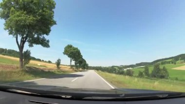 Almanya 'nın Aşağı Bavyera bölgesindeki Bavyera Ormanı' ndaki Grafenau 'da yol ve manzarayı gösteren bir gösterge panelinin kamera görüntüleri.