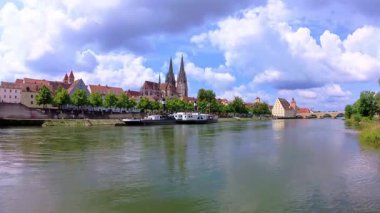 Regensburg, Bavyera, Almanya, 27 Temmuz 2025: Taş Köprüsü ve Almanya 'nın Tuna Nehri ile katedrali ile Regensburg' un panorama şehir manzarası