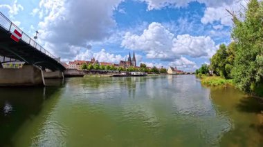 Regensburg, Bavyera, Almanya, 27 Temmuz 2025: Regensburg manzaralı Stone Bridge ve Tuna Nehri ile katedral, Almanya
