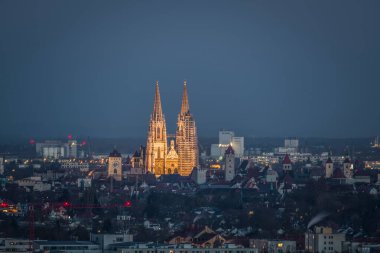 Almanya 'da geceleyin aydınlatılmış St. Peter Katedrali manzaralı Regensburg