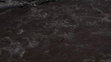 Muson sırasında Beas Nehri 'nde yavaş çekim sel suları. Bu yavaş çekim videosu Mandi, Himachal Pradesh, Hindistan 'da muson mevsiminde Beas Nehri' ni sel baskınında çeker..